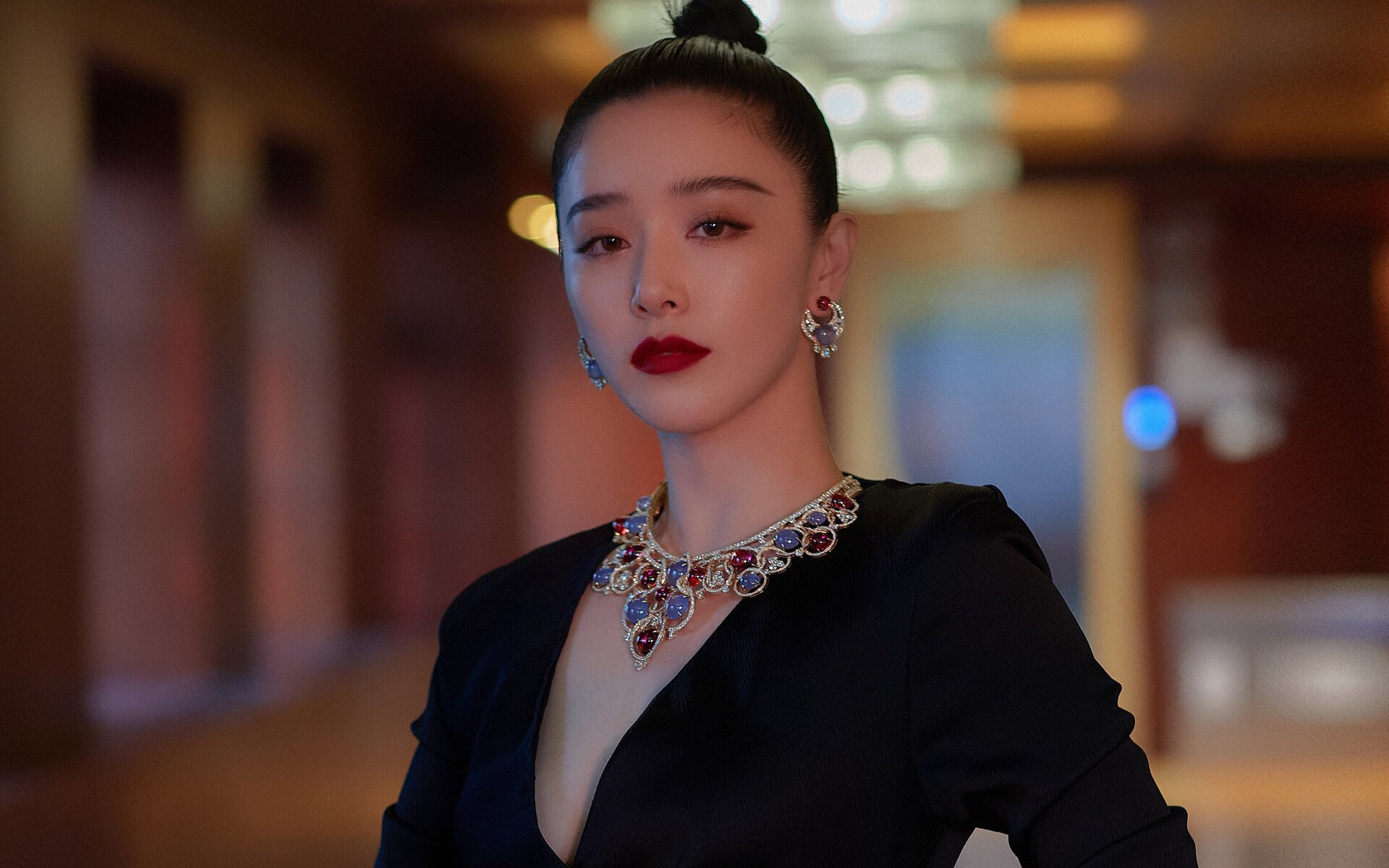 紧张比赛中球员们拼尽全力,呈现出令人瞩目的表现,比赛时紧张